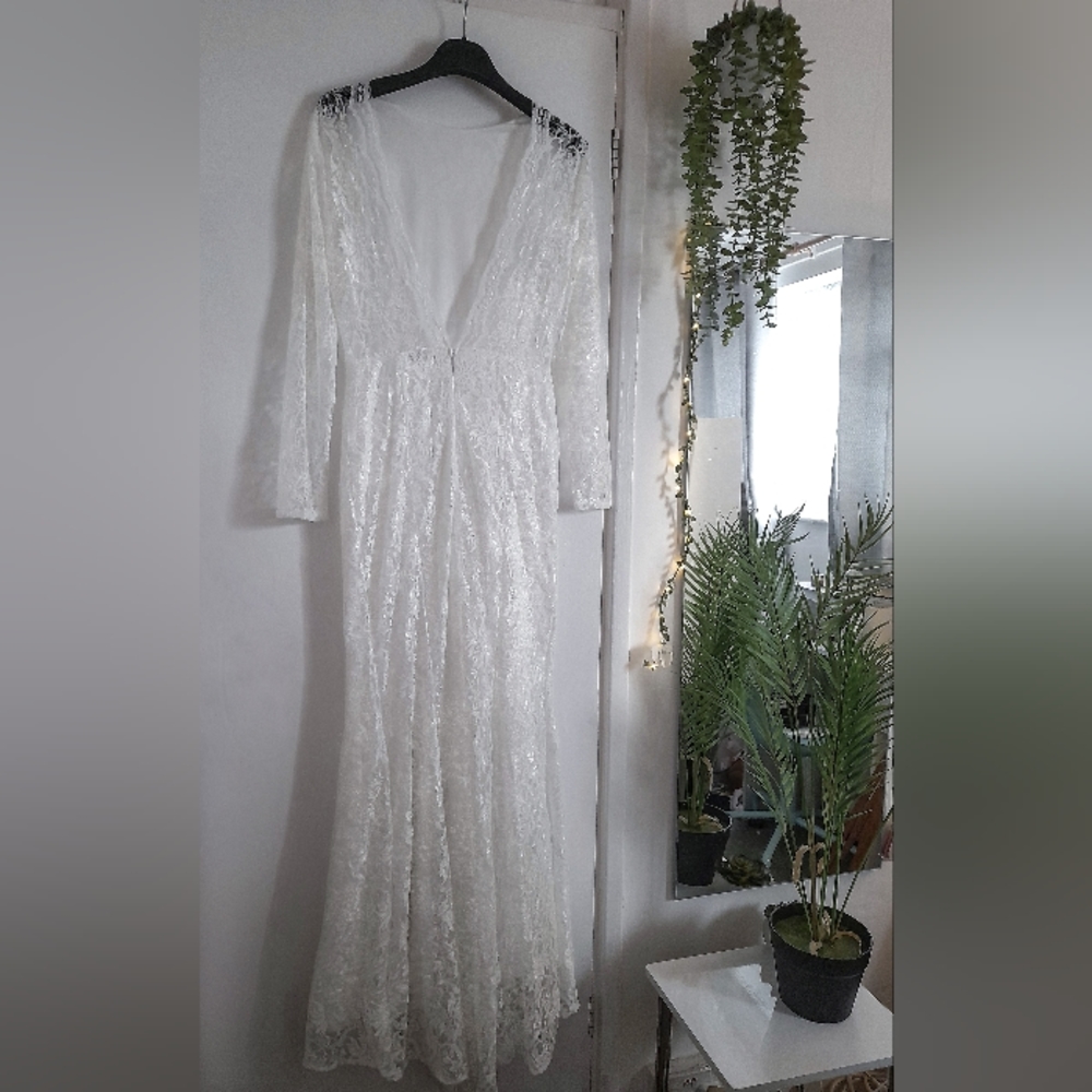 Fitted White Lace Gown with V Back - Picture 1 of 2